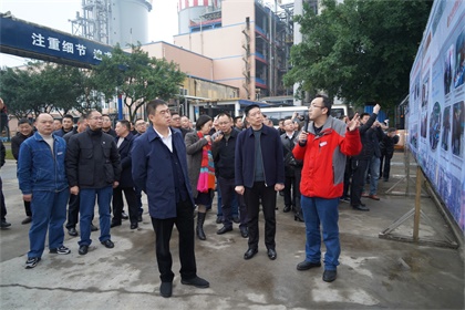 泸州市何市长一行到泸天化观摩安全清单管理 (1).JPG