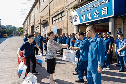 刘瑶慰问泸天化员工.jpg