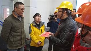 集团公司党委书记董事长谭光军一行慰问泸天化困难员工