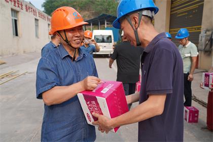 泸天化股份公司领导高温时节慰问九禾纳溪基地大修一线员工