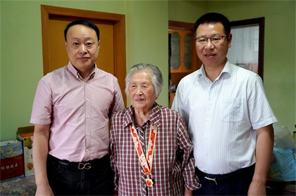 泸天化江显茀等离休老干部荣获“庆祝中华人民共和国成立70周年”纪念章