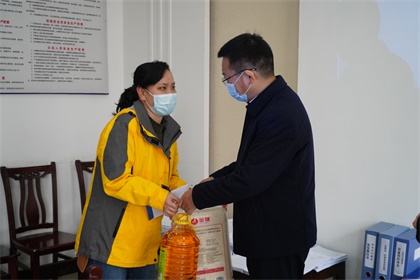 泸天化集团公司党委书记、董事长谭光军一行节前慰问公司员工