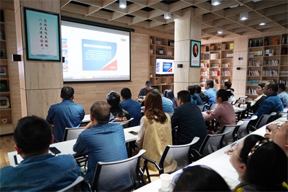 泸天化股份公司开展政研论文写作培训