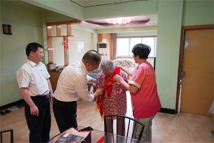 泸天化股份公司江显茀、吴永绪两位老党员获“光荣在党50年”纪念章