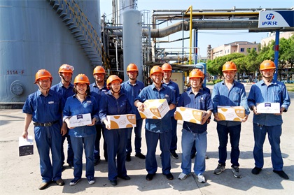 泸天化股份公司党委书记、董事长廖廷君一行到生产一线“送清凉”