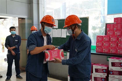 泸天化股份公司总经理赵永清率队开展“送清凉”慰问活动