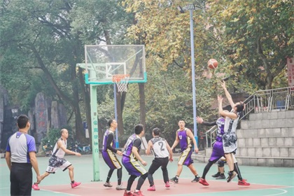 泸天化股份公司与合江县自然资源和规划局举行篮球友谊赛