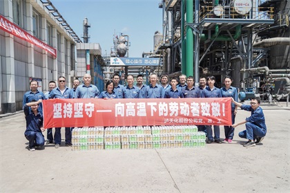 泸天化股份公司总经理赵永清率队到一线送清凉