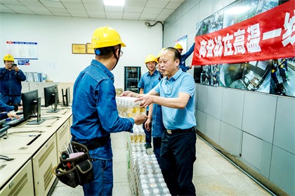 集团公司党委书记潘建华为泸天化股份公司一线干部员工送清凉