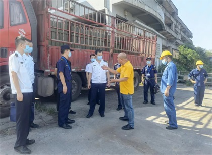 泸州海事局局长梁旭红一行检查泸天化港口安全工作