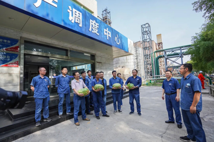 暖心!泸天化股份公司领导为员工送西瓜解暑