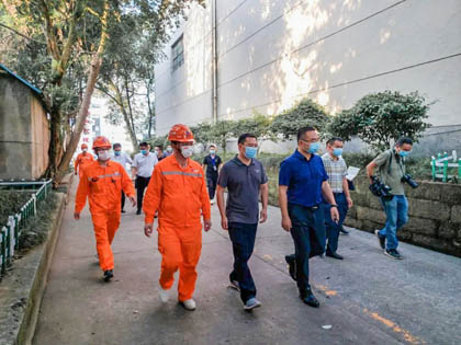 纳溪区委副书记、区长袁维荣到泸天化精正技术检测公司检查核与辐射安全工作