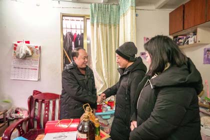 泸天化股份公司开展节前送温暖活动