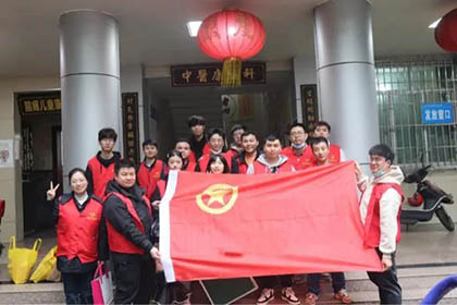 泸天化股份公司团委组织志愿者到纳溪区人民医院开展志愿者主题活动