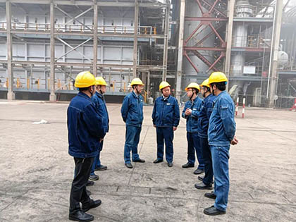 泸天化股份公司党委书记、董事长廖廷君深入绿源醇业检修现场关心一线员工