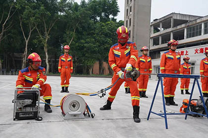 泸天化股份公司消防救护中心进行2024年春季训练成果汇报展示、考核验收