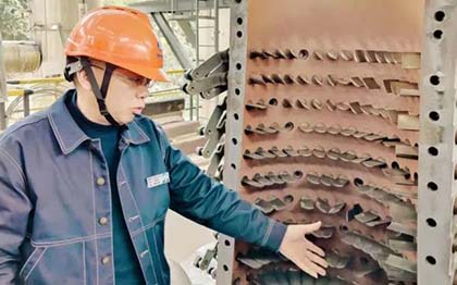 泸天化股份公司总经理傅利才率队到硝酸车间大修现场检查指导工作