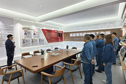 泸天化股份公司工会组织广大员工参观劳模和工匠创新工作室及诗书画院